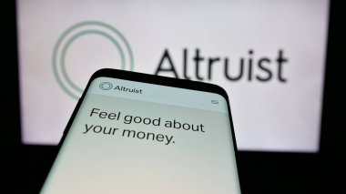 Stuttgart, Almanya - 10-31-2024: ABD 'li fintech şirketi Altruist Corp.' un web sayfası iş logosu önünde ekranda. Telefon ekranının sol üst kısmına odaklan.