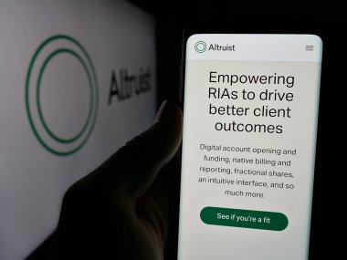 Stuttgart, Almanya - 10-31-2024: ABD 'li fintech şirketi Altruist Corp.' un web sitesi ile cep telefonu tutan kişi logonun önünde ekranda. Telefon ekranının merkezine odaklan.