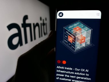 Stuttgart, Almanya - 10-31-2024: Afiniti Ltd. adlı Afiniti yazılım şirketinin internet sayfası olan cep telefonu logonun önünde ekranda. Telefon ekranının merkezine odaklan.
