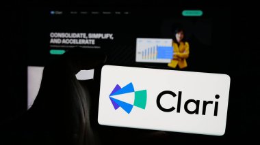 Stuttgart, Almanya - 10-31-2024: Amerikan gelir platformu şirketi Clari Inc. 'in logosunun bulunduğu cep telefonu web sayfasının önünde ekranda. Telefon ekranına odaklan.