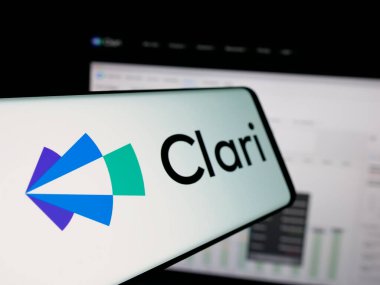 Stuttgart, Almanya - 10-31-2024: Amerikan gelir platformu şirketi Clari Inc. 'in logosuna sahip akıllı telefon iş dünyasının web sitesinin önünde ekranda. Telefon ekranının soluna odaklan.