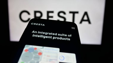 Stuttgart, Almanya - 10-31-2024: İş logosu önünde ABD 'li AI şirketi Cresta Intelligence Inc.' in web sitesi bulunan akıllı telefon. Telefon ekranının merkezine odaklan.