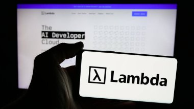 Stuttgart, Almanya - 10-31-2024: İnternet sitesi önünde üzerinde ABD 'li GPU donanım şirketi Lambda Lab. (Lambda Labs) logosu bulunan cep telefonu sahibi kişi. Telefon ekranına odaklan.