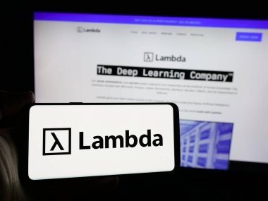 Stuttgart, Almanya - 10-31-2024: ABD 'li GPU donanım şirketi Lambda Lab.' ın logosuna sahip kişi web sitesinin önünde ekranda. (Lambda Labs) Telefon ekranına odaklan.