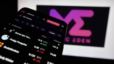 Stuttgart, Almanya - 10-31-2024: NFT şirketi Longbridge Research 'ün (Magic Eden) web siteli akıllı telefon iş logosu önünde ekranda. Telefon ekranının sol üst kısmına odaklan.