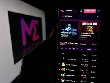 Stuttgart, Almanya - 10-31-2024: NFT şirketi Longbridge Research 'ün (Magic Eden) web sayfası logonun önünde bulunan kişi. Telefon ekranının merkezine odaklan.