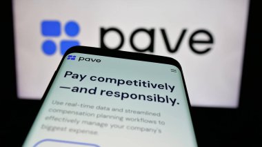 Stuttgart, Almanya - 10-31-2024: Logonun önünde Trove Information Technologies Inc. (Pave) şirketinin web sitesi bulunan cep telefonu. Telefon ekranının merkezine odaklan.