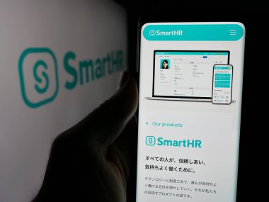Stuttgart, Almanya - 10-31-2024: Japon HR yazılım şirketi SmartHR Inc. 'in web sayfası olan cep telefonu logonun önünde ekranda. Telefon ekranının merkezine odaklan.