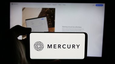 Stuttgart, Almanya - 10-31-2024: ABD 'li fintech şirketi Mercury Technologies Inc.' nin logosuyla cep telefonu sahibi kişi iş sayfasının önünde ekranda. Telefon ekranına odaklan.