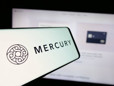 Stuttgart, Almanya - 10-31-2024: Amerikan fintech şirketi Mercury Technologies Inc. 'nin logosuna sahip akıllı telefon web sitesinin önünde ekranda. Telefon ekranının merkez soluna odaklan.