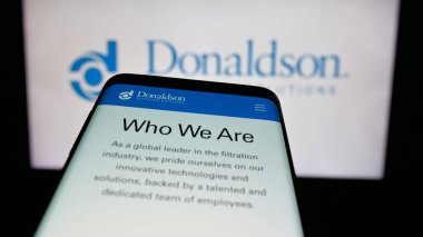 Stuttgart, Almanya - 11-06-2024: ABD filtreleme şirketi Donaldson Company Inc. 'in web sitesi ile birlikte Smartphone iş logosu önünde ekranda. Telefon ekranının sol üst kısmına odaklan.