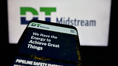 Stuttgart, Almanya - 11-06-2024: ABD 'li doğalgaz şirketi DT Midstream Inc.' in web sitesi ile cep telefonu iş logosu önünde ekranda. Telefon ekranının sol üst kısmına odaklan.