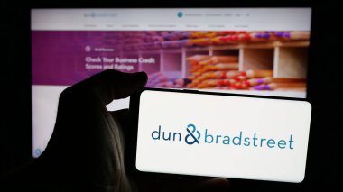 Stuttgart, Almanya - 11-06-2024: ABD 'li veri şirketi Dun ve Bradstreet Holding Inc.' in logosunun bulunduğu cep telefonu web sayfası önünde ekranda. Telefon ekranına odaklan.