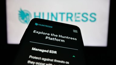 Stuttgart, Almanya - 11-06-2024: İş logosu önünde ekranda ABD 'li siber güvenlik şirketi Huntress Labs Inc.' in web sitesi bulunan akıllı telefon. Telefon ekranının sol üst kısmına odaklan.