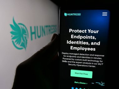 Stuttgart, Almanya - 11-06-2024: ABD 'li siber güvenlik şirketi Huntress Labs Inc.' in internet sayfası olan cep telefonu logonun önünde ekranda. Telefon ekranının merkezine odaklan.