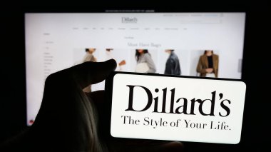 Stuttgart, Almanya - 11-06-2024: Amerikan mağaza şirketi Dillard 's Inc.' in logosunun bulunduğu cep telefonu web sayfasının önünde ekranda. Telefon ekranına odaklan.