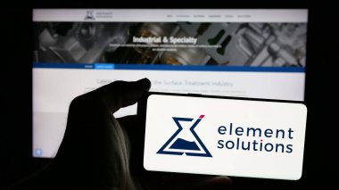 Stuttgart, Almanya - 11-07-2024: Web sayfası önünde ekranda ABD 'li kimya şirketi Element Solutions Inc.' in logosunun bulunduğu cep telefonu sahibi kişi. Telefon ekranına odaklan. 