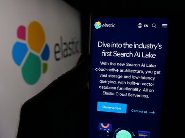 Stuttgart, Almanya - 11-07-2024: AI yazılım şirketi Elastic NV 'nin web sayfası olan cep telefonu logosu önünde ekranda. Telefon ekranının merkezine odaklan. 