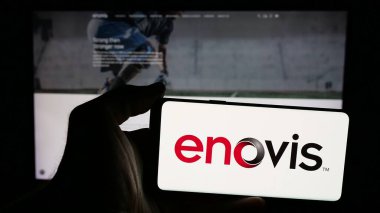 Stuttgart, Almanya - 11-07-2024: Web sayfası önünde ekranda ABD 'li tıbbi teknoloji şirketi DJO LLC' nin (Enovis) logosunu taşıyan cep telefonu sahibi kişi. Telefon ekranına odaklan. 