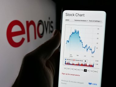 Stuttgart, Almanya - 11-07-2024: ABD 'li medikal teknoloji şirketi DJO LLC' nin (Enovis) web sayfası bulunan cep telefonu logolu kişi. Telefon ekranının merkezine odaklan. 