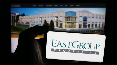 Stuttgart, Almanya - 11-07-2024: Amerikan REIT şirketi EastGroup Properties Inc. 'in logosunun bulunduğu cep telefonu web sayfası önünde ekranda. Telefon ekranına odaklan. 