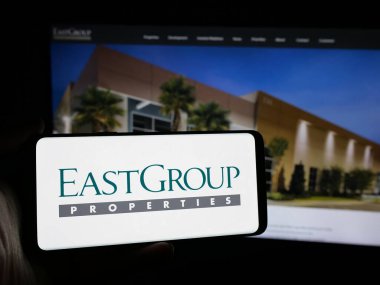 Stuttgart, Almanya - 11-07-2024: ABD 'li REIT şirketi EastGroup Properties Inc.' in logosunu taşıyan kişi web sitesinin önünde ekranda. Telefon ekranına odaklan. 