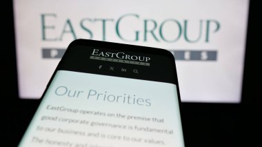 Stuttgart, Almanya - 11-07-2024: İş logosu önünde ekranda ABD 'li REIT şirketi EastGroup Properties Inc.' in web sitesi bulunan cep telefonu. Telefon ekranının sol üst kısmına odaklan. 