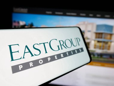 Stuttgart, Almanya - 11-07-2024: Web sitesi önünde ekranda EastGroup Properties Inc. 'in logosuna sahip akıllı telefon. Telefon ekranının merkez soluna odaklan. 