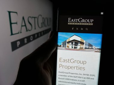 Stuttgart, Almanya - 11-07-2024: ABD 'li REIT şirketi EastGroup Properties Inc.' in web sayfası olan cep telefonu logonun önünde ekranda. Telefon ekranının merkezine odaklan. 