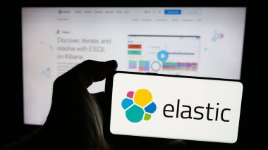 Stuttgart, Almanya - 11-07-2024: AI yazılım şirketi Elastic NV 'nin logosunun bulunduğu cep telefonu sahibi kişi iş sayfasının önünde ekranda. Telefon ekranına odaklan. 
