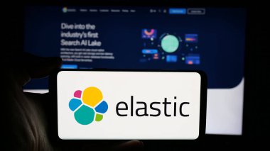 Stuttgart, Almanya - 11-07-2024: Yapay zeka yazılım şirketi Elastic N.V. 'nin logosunun bulunduğu cep telefonu sahibi kişi iş sayfasının önünde ekranda. Telefon ekranına odaklan. 