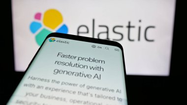 Stuttgart, Almanya - 11-07-2024: İş logosu önünde AI yazılım şirketi Elastic N.V. 'nin web siteli akıllı telefon. Telefon ekranının sol üst kısmına odaklan. 