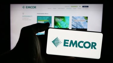 Stuttgart, Almanya - 11-07-2024: Amerikan mühendislik şirketi EMCOR Group Inc. 'nin logosunun bulunduğu cep telefonu web sayfası önünde ekranda. Telefon ekranına odaklan. 