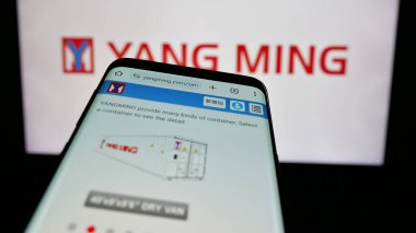 Stuttgart, Almanya - 11-07-2024: Yang Ming Deniz Taşımacılık Şirketi 'nin web sitesi ile birlikte ticari logonun önünde ekranda. Telefon ekranının sol üst kısmına odaklan.