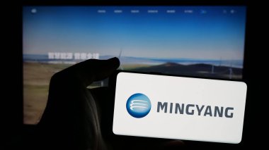 Stuttgart, Almanya - 11-07-2024: Çinli şirket Ming Yang Wind Power Group Limited 'in logosunun bulunduğu cep telefonu web sayfası önünde ekranda. Telefon ekranına odaklan.