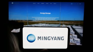 Stuttgart, Almanya - 11-07-2024: Çinli şirket Ming Yang Wind Power Group Limited 'in logosunun bulunduğu cep telefonu web sayfası önünde ekranda. Telefon ekranına odaklan.