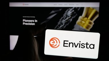 Stuttgart, Almanya - 11-07-2024: ABD 'li diş sağlığı şirketi Envista Holding Corporation' ın logosunun bulunduğu cep telefonu web sayfası önünde ekranda. Telefon ekranına odaklan.