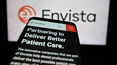 Stuttgart, Almanya - 11-07-2024: ABD 'li diş sağlığı şirketi Envista Holding Corporation' ın web sitesi ile birlikte logo önünde akıllı telefon. Telefon ekranının sol üst kısmına odaklan.