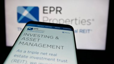 Stuttgart, Almanya - 11-07-2024: ABD 'li emlak şirketi EPR Properties' in web sitesi olan cep telefonu iş logosu önünde ekranda. Telefon ekranının merkezine odaklan.