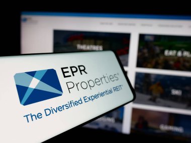 Stuttgart, Almanya - 11-07-2024: ABD 'li emlak şirketi EPR Properties' in logosuna sahip akıllı telefon iş dünyasının web sitesi önünde ekranda. Telefon ekranının merkez soluna odaklan.