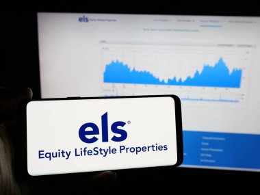 Stuttgart, Almanya - 11-07-2024: Web sitesi önünde ekranda, üzerinde Equity Lifestyle Properties Inc. (ELS) adlı ABD 'li şirketin logosu bulunan kişi görülüyor. Telefon ekranına odaklan.
