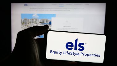 Stuttgart, Almanya - 11-07-2024: Web sayfası önünde ekranda, üzerinde Equity Lifestyle Properties Inc. (ELS) logosu bulunan cep telefonu sahibi kişi. Telefon ekranına odaklan.