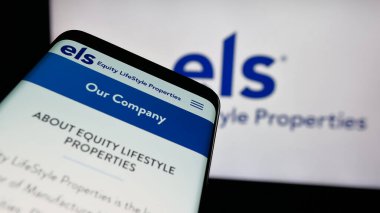 Stuttgart, Almanya - 11-07-2024: ABD 'li Equity Lifestyle Properties Inc. (ELS) şirketinin web sitesiyle birlikte cep telefonu logonun önünde ekranda. Telefon ekranının sol üst kısmına odaklan.