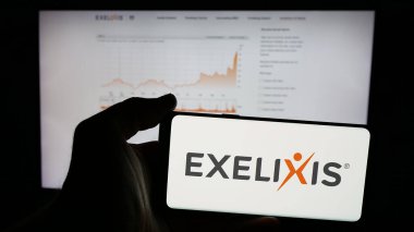Stuttgart, Almanya - 11-07-2024: Amerikan biyoteknoloji şirketi Exelixis Inc. 'in logosunun bulunduğu cep telefonu web sayfası önünde ekranda. Telefon ekranına odaklan.