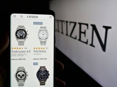 Stuttgart, Almanya - 11-07-2024: Elektronik şirketi Citizen Watch Co. Ltd. nin internet sayfası ile cep telefonu tutan kişi logonun önünde ekranda. Telefon ekranının merkezine odaklan.