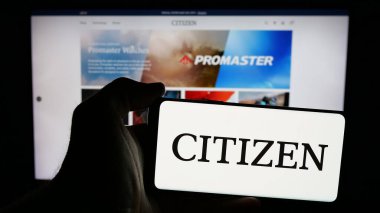 Stuttgart, Almanya - 11-07-2024: Üzerinde elektronik şirketi Citizen Watch Co. Ltd. logosu olan cep telefonu sahibi kişi iş sayfasının önünde ekranda görülüyor. Telefon ekranına odaklan.