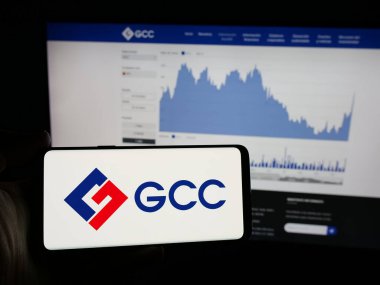 Stuttgart, Almanya - 11-08-2024: Meksikalı çimento şirketi GCC S.A.B. 'nin logosunu taşıyan kişi de C.V. web sitesinin önünde ekranda. Telefon ekranına odaklan.