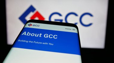 Stuttgart, Almanya - 11-08-2024: Meksikalı çimento şirketi GCC S.A.B. 'nin web sitesiyle cep telefonu İş logosunun önündeki ekranda. Telefon ekranının sol üst kısmına odaklan.