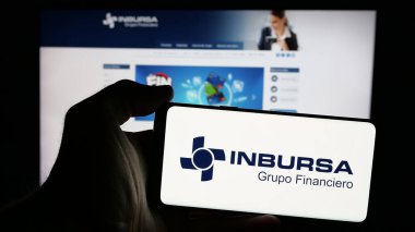 Stuttgart, Almanya - 11-08-2024: Grupo Financiero Inbursa S.A.B. şirketinin logosuna sahip cep telefonu sahibi kişi de C.V. web sayfasının önünde ekranda. Telefon ekranına odaklan.