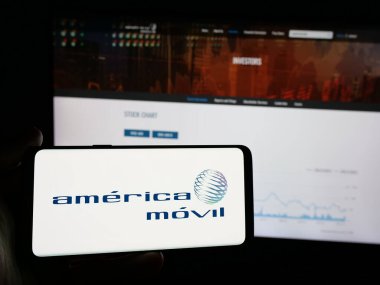 Stuttgart, Almanya - 11-08-2024: Meksikalı Movil S.A.B. şirketinin logosunu taşıyan kişi de C.V. web sitesinin önünde ekranda. Telefon ekranına odaklan.